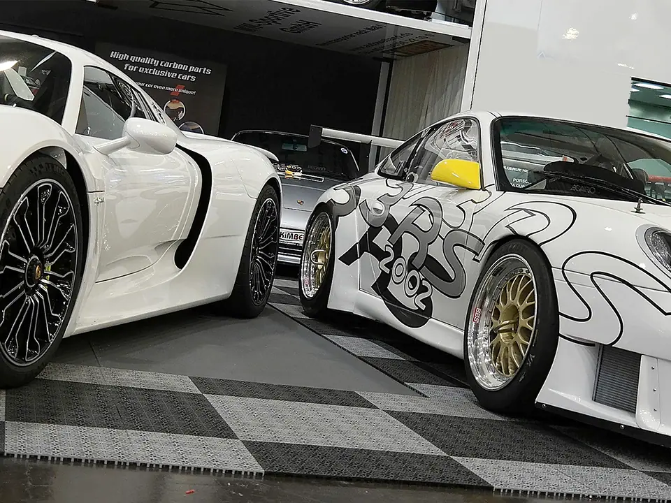 Porsche 996 GT3 RS Cup von 2002 neben einem Porsche 918 Spyder – 2015 von Crash Sportwagen angekauft